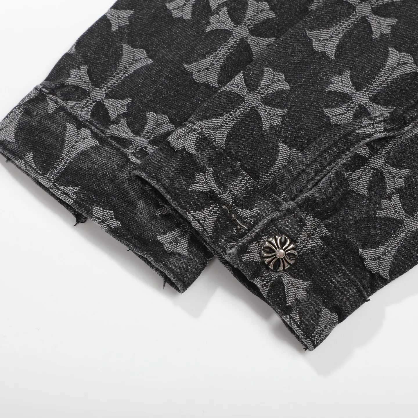 P260 [Black] Chrome Hearts double-sided heavy denim jacket with LOGO jacquard and dark flowers printed all over. The same style as the Internet celebrity star. The cross-printed denim jacket has a unique cross design element and all-over printing, which is full of design. It is made of 100% denim cotton fabric with heavy coarse yarn count, which ensures a stiff and tough silhouette while being soft, comfortable and breathable. The lapel is designed with silver buttons and is full of texture. The classic white cross logo is all over the dress, making it a perfect versatile style for spring and summer! Customized jacquard fabric, you can wear it in various styles. This gender-neutral shirt is a must-have for nightclubs. It can be worn as a jacket for both men and women. It can be easily worn by both men and women! The original loose version is made of high-quality pure cotton fabrics. The fabric pattern is high-definition and delicate without burrs. It is comfortable and breathable to wear. All the buttons are molded and customized. It is casual and fashionable and can be matched with any bottoms. It can be windproof and sunproof in spring and summer. It can be worn outside in autumn and winter! Easily concave shape makes you look slimmer and taller, perfect for both men and women! Style number: Color: Black Size: S M L XL